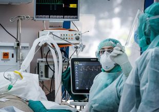 Κορωνοϊός – «Πόλεμος» στα νοσοκομεία της Αττικής: «Νοσηλεύονται ολόκληρες οικογένειες»