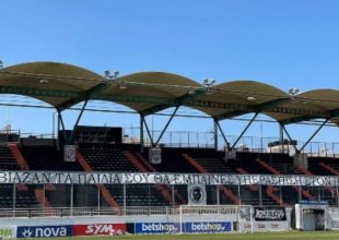 Το πανό των φίλων του ΟΦΗ που κατέβηκε πριν τη σέντρα