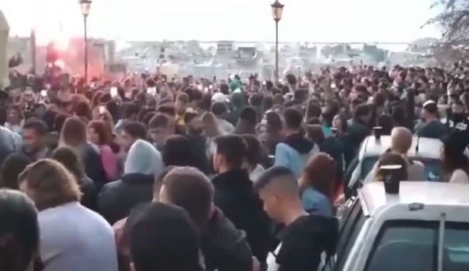 Πάτρα: Εικόνες ακραίου συνωστισμού σε υπαίθριο κορωνο-καρναβάλι