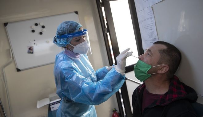 Κορωνοϊός: 2405 νέα κρούσματα σήμερα στην Ελλάδα, τα 1137 στην Αττική – 49 νεκροί