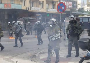 Θεσσαλονίκη: Ένταση και επεισόδια στο κέντρο ανάμεσα σε αστυνομικές δυνάμεις και διαδηλωτές