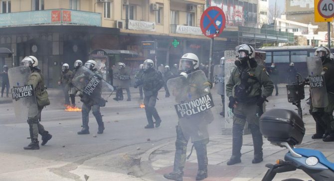 Θεσσαλονίκη: Ένταση και επεισόδια στο κέντρο ανάμεσα σε αστυνομικές δυνάμεις και διαδηλωτές