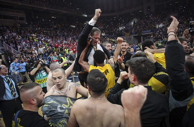 Το καράβι παρεκκλίνει, τα βράχια είναι ευδιάκριτα
