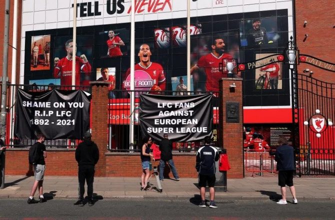 Πλήθος διαμαρτυριών έξω από  Άνφιλντ, Ολντ Τράφορντ και στάδιο Τότεναμ από οπαδούς (pics)