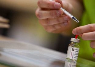 Εμβόλιο AstraZeneca: Αποφασίζει η Εθνική Επιτροπή Εμβολιασμών – Πιθανό να ξεκινήσουν οι εμβολιασμοί για πιο νέες ηλικίες