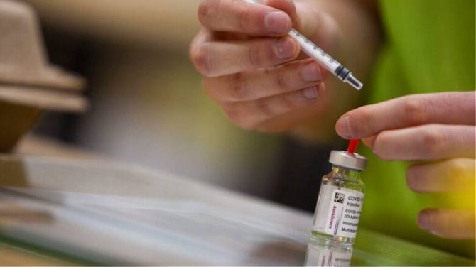 Εμβόλιο AstraZeneca: Αποφασίζει η Εθνική Επιτροπή Εμβολιασμών – Πιθανό να ξεκινήσουν οι εμβολιασμοί για πιο νέες ηλικίες