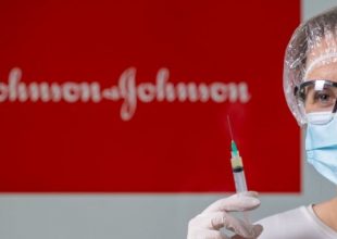 Εμβόλιο Johnson & Johnson: Συναγερμός στις ΗΠΑ – Πρόταση αναστολής λόγω θρομβώσεων
