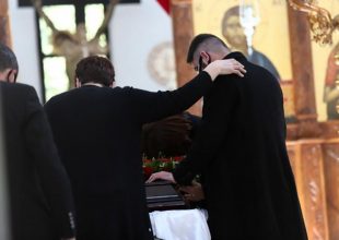 «Ο πατέρας μου θα συγχωρούσε τους δολοφόνους του»: Συγκλόνισε ο 20χρονος γιος του Γιώργου Καραϊβάζ