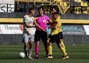 «Έπρεπε να αποβληθεί ο Ροζ, σωστά τα δυο πέναλτι της ΑΕΚ»