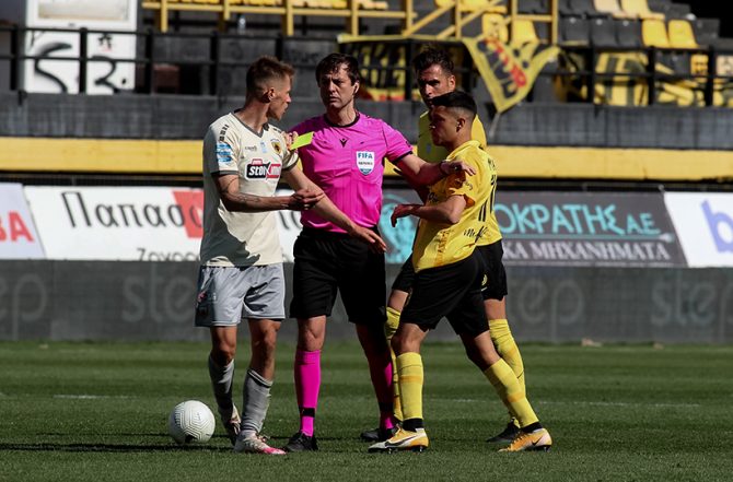 «Έπρεπε να αποβληθεί ο Ροζ, σωστά τα δυο πέναλτι της ΑΕΚ»