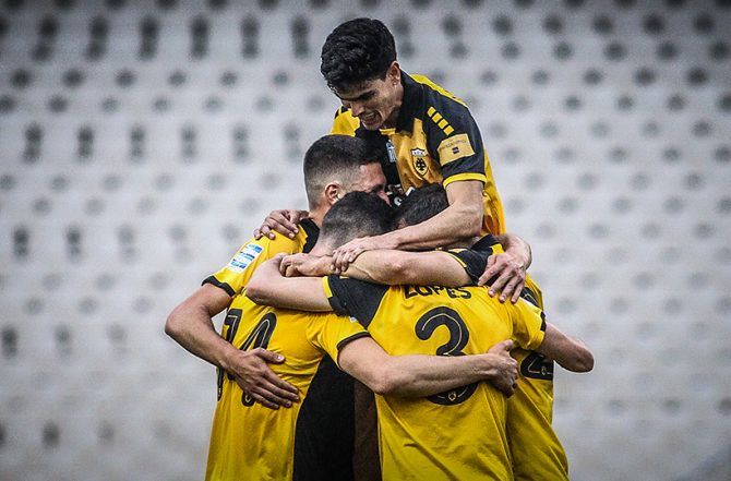 Με 3-5-2 η ΑΕΚ στην Τούμπα
