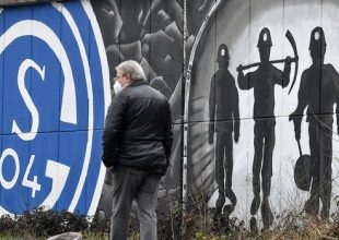 Σάλκε: Οπαδοί επιτέθηκαν με αυγά και ύβρεις στους παίκτες μετά τον υποβιβασμό