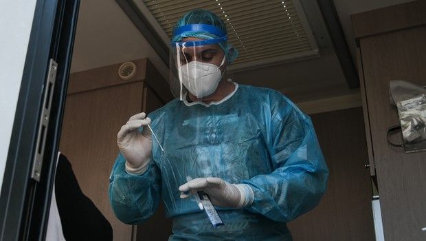 Κορωνοϊός: Πότε κάνουμε PCR και πότε rapid test