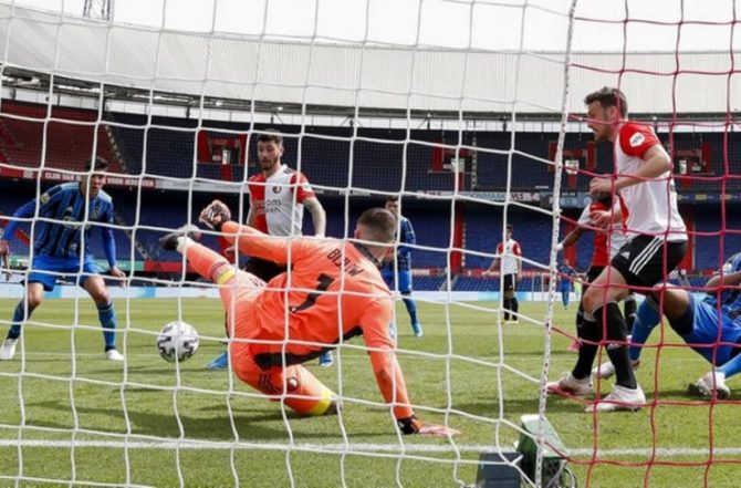 Καταιγιστικός στο ντέρμπι ο Άγιαξ – Στη δεύτερη θέση η Αϊντχόφεν