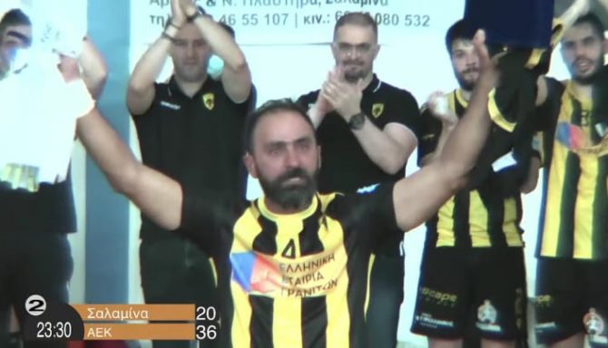 Συγκίνηση: Ο Μπακαούκας αποσύρεται με φανέλα της ΑΕΚ (VIDEO)