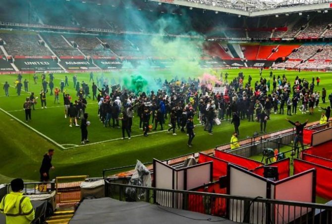 Κινδυνεύει μέχρι και με αφαίρεση βαθμών η Γιουνάιτεντ για τα επεισόδια στο «Ολντ Τράφορντ»!