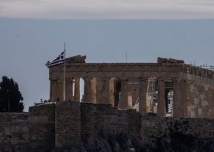 Υπουργείο Πολιτισμού: «Εισβολή οπαδών του Ολυμπιακού στην Ακρόπολη»