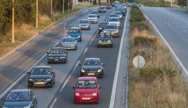 Άρση μέτρων: Πόσα άτομα επιτρέπονται στο αυτοκίνητο εντός και εκτός νομού