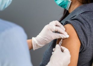 Κορωνοϊός: Συνεδριάζει την Τρίτη η επιτροπή για την τρίτη δόση εμβολίου στους κάτω των 50 ετών