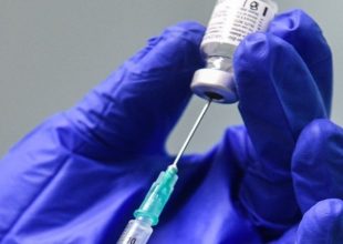 Εμβολιασμός: Τα συμπτώματα με Pfizer και AstraZeneca