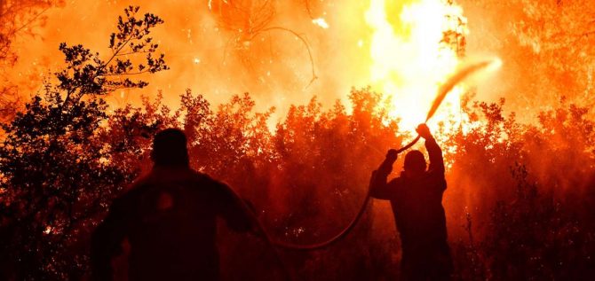 Φωτιά στον Σχίνο: Εκκένωση 11 οικισμών, προετοιμασίες για διαφυγή μέσω θαλάσσης στο Αλεποχώρι