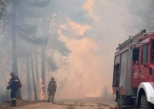 Κολυδάς για φωτιά στην Κορινθία: Μέχρι το μεσημέρι της Παρασκευής οι ισχυροί άνεμοι