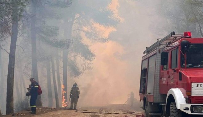 Κολυδάς για φωτιά στην Κορινθία: Μέχρι το μεσημέρι της Παρασκευής οι ισχυροί άνεμοι