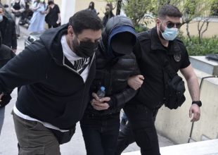 Στον Κορυδαλλό ο Μένιος Φουρθιώτης το πρωί της Κυριακής (2/5): Κρατείται προσωρινά στη ΓΑΔΑ
