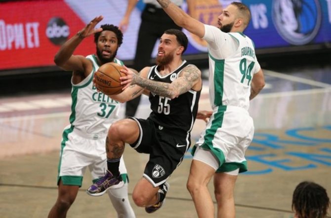 Νετς: Κρατούν μέχρι το τέλος της σεζόν τον Τζέιμς