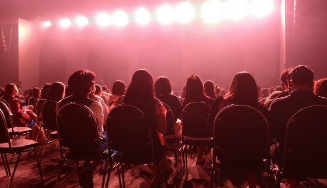 “Επιστρέφουν” συναυλίες και θέατρα από σήμερα – Τι ισχύει