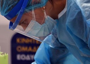 Κορωνοϊός: 1465 νέα κρούσματα σήμερα στην Ελλάδα – 5 νεκροί και 142 διασωληνωμένοι