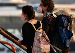 Mάσκες μετά το εμβόλιο: Για πόσο θα συνεχίσουμε να τις φοράμε