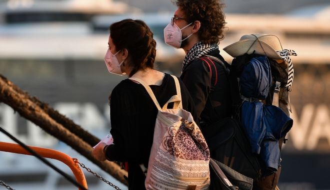 Mάσκες μετά το εμβόλιο: Για πόσο θα συνεχίσουμε να τις φοράμε