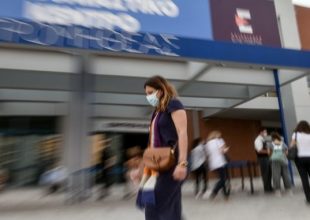 AstraZeneca: Τι πρέπει να κάνουν οι 40άρες που έχουν κάνει την πρώτη δόση