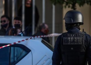 Δολοφονία στην Αγία Βαρβάρα: Πυροβολισμούς σε κεφάλι και ώμο δέχθηκε η 64χρονη