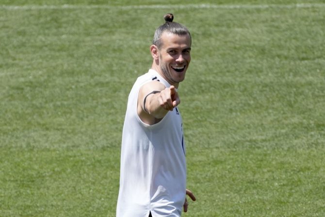 Μπέιλ: “Πιστεύω ότι υπάρχουν εξωγήινοι, πρέπει να το ψάξουν όλοι”