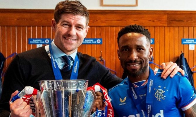 Ανανέωσε με Ρέιντζερς ο Ντεφόε σε ρόλο παίκτη-προπονητή