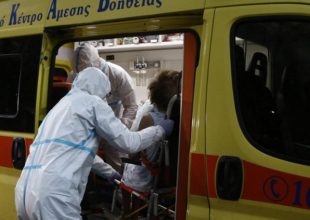 Δήμος Αθηνών: Μεταφέρει για εμβόλια με δικά του μέσα άτομα που δεν μπορούν να μετακινηθούν