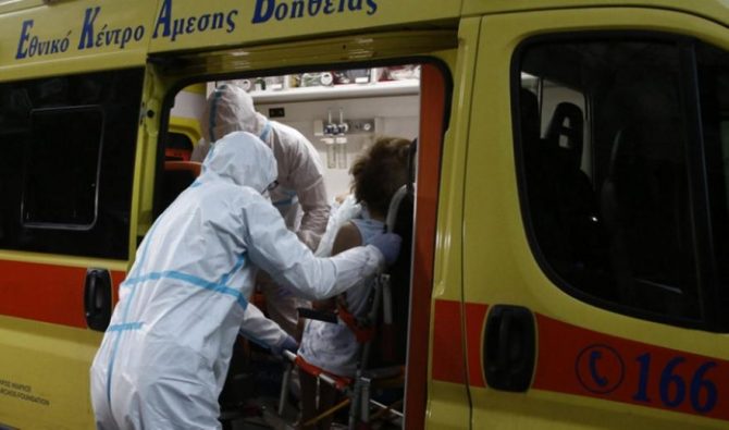 Δήμος Αθηνών: Μεταφέρει για εμβόλια με δικά του μέσα άτομα που δεν μπορούν να μετακινηθούν