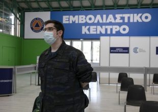 Εμβολιασμοί: Ανοίγει η πλατφόρμα για εμβόλιο Pfizer και Moderna στους 18-29