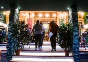 Εστίαση – Ψυχαγωγία: Πώς θα γίνεται η είσοδος ανεμβολίαστων στους μικτούς χώρους