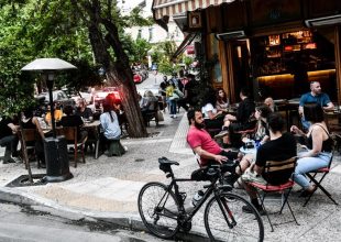 Χαλάρωση μέτρων: Μουσική στην εστίαση από το Σαββατοκύριακο – Τι θα γίνει με απαγόρευση κυκλοφορίας και δεξιώσεις