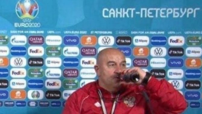 Αντίθετα με τον Κριστιάνο, ο προπονητής της Ρωσίας ήπιε το αναψυκτικό στη συνέντευξη Τύπου! (vid)
