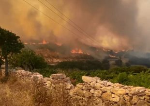 Φωτιά στην Πάρο: Καίει ανεξέλεγκτα – Σπεύδουν ισχυρές δυνάμεις από Αττική, Σάμο, Νάξο