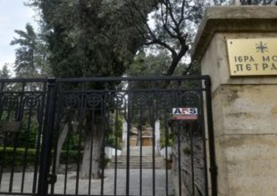Ιερέας που είχε καθαιρεθεί έριξε καυστικό υγρό στους επτά Μητροπολίτες , «δέκα οι τραυματίες» (vid)