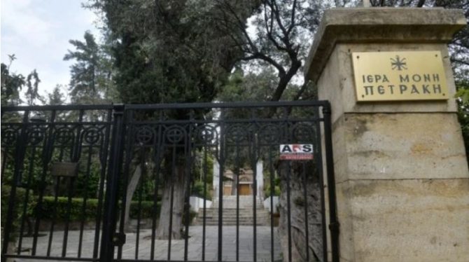 Ιερέας που είχε καθαιρεθεί έριξε καυστικό υγρό στους επτά Μητροπολίτες , «δέκα οι τραυματίες» (vid)