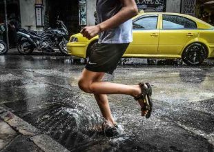 Πλημμύρισαν κεντρικοί δρόμοι στην Αττική – Πάνω από 70 κλήσεις για αντλήσεις και κοπές