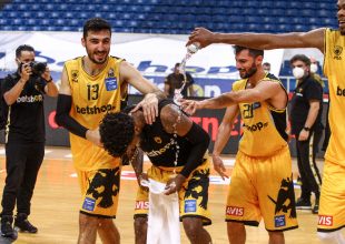 Αποθεώθηκε από τους συμπαίκτες του ο Μέικον (pics)