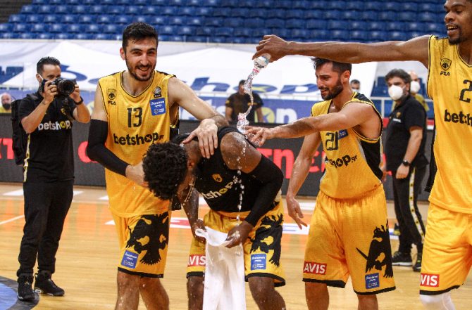 Αποθεώθηκε από τους συμπαίκτες του ο Μέικον (pics)