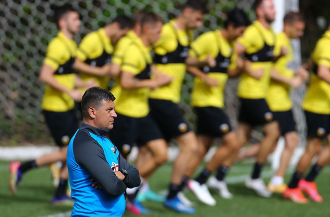 Ο Μιλόγεβιτς… τραπεζώνει τους παίκτες της ΑΕΚ